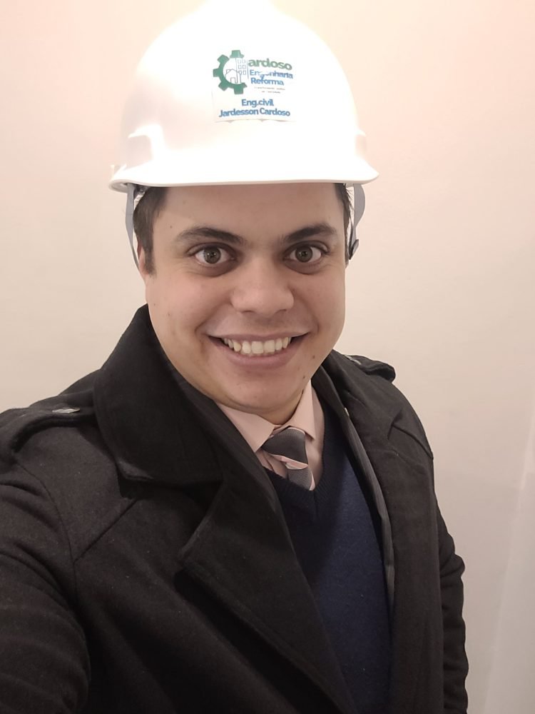 Jardesson Cardoso, engenheiro civil, em obra