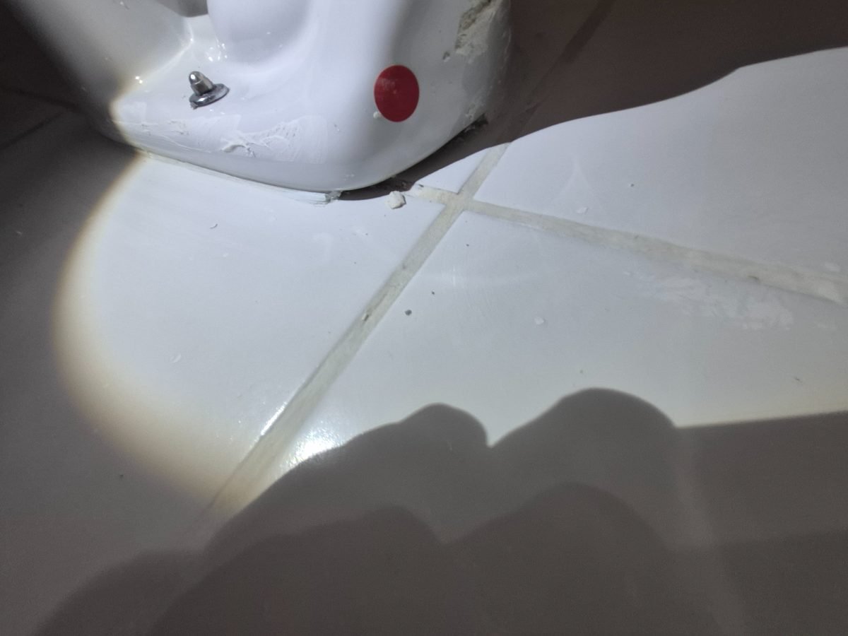 Rodapé do vaso sanitário sem calafetação