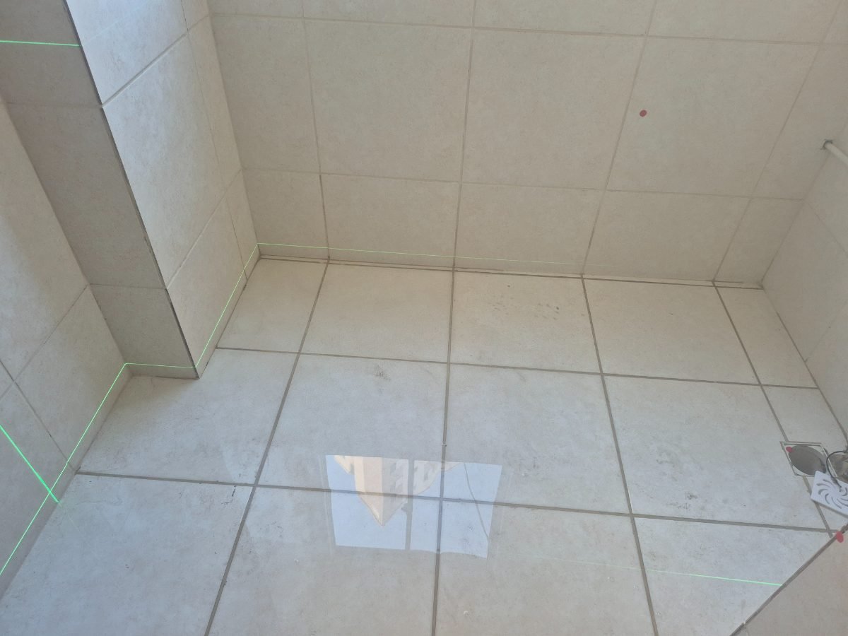 Box totalmente alagado, com a água parada sobre o piso