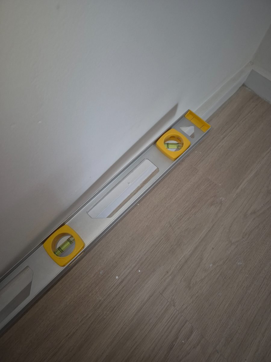 Nível apoiado sobre o piso durante a vistoria