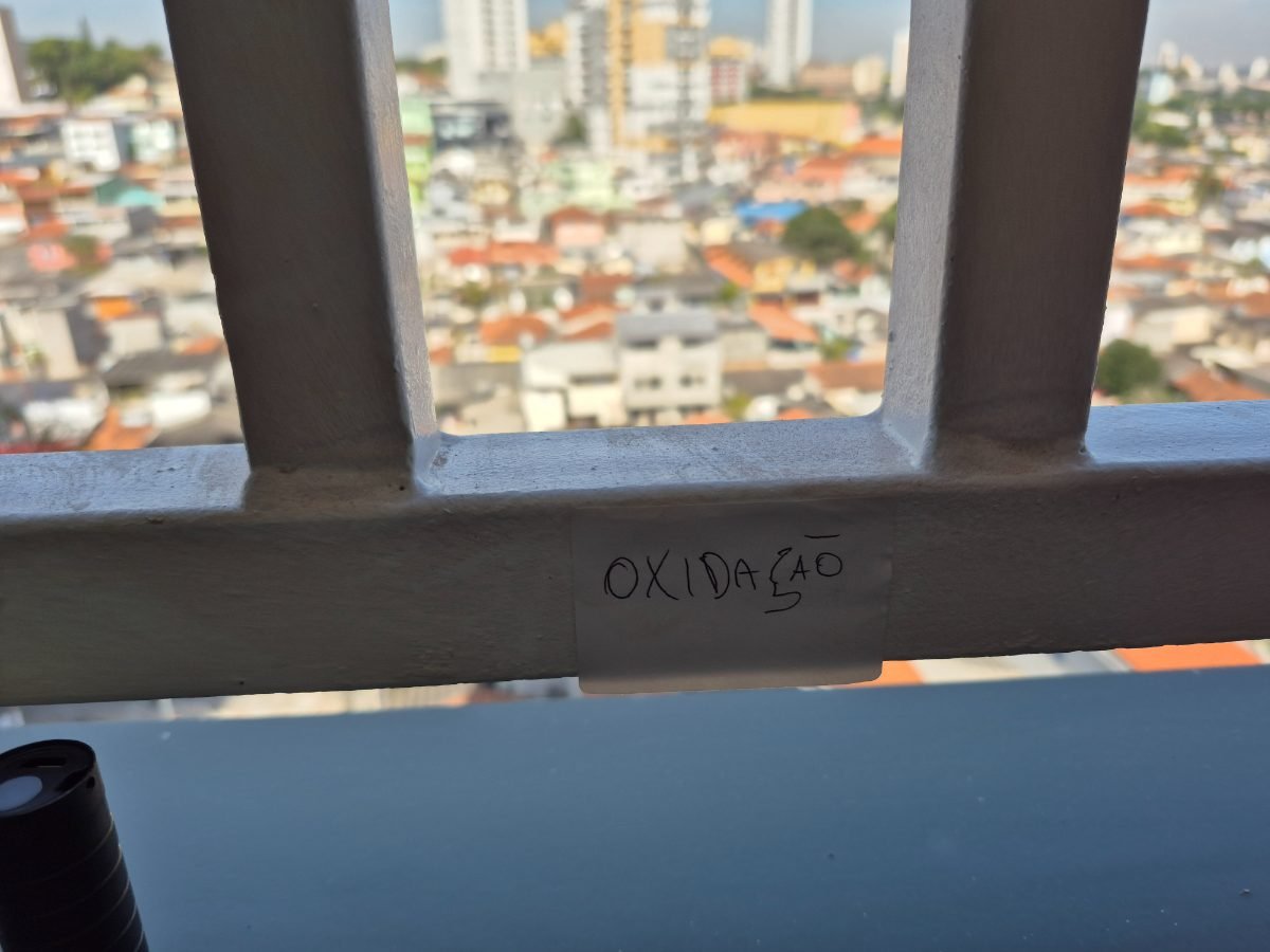 Guarda-corpo com ferrugem, marcado no dia da vistoria